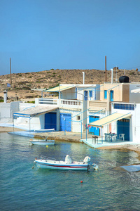 希腊的一个蓝色传统渔村前面的渔船