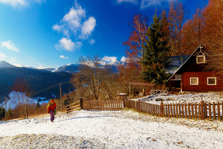 美丽的山下雪风景与小屋。美丽的阳光明媚的日子在山上