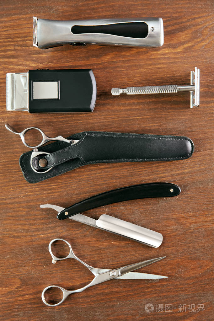 在木桌上的老式理发设备和用品特写.高分辨率