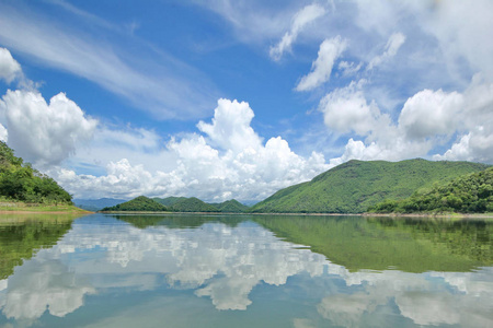 美丽的景色, 在水坝上的岛屿和山脉。在泰国 Kaengkrachan 国家公园的美丽水库中, 云和云反射日