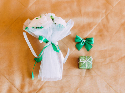 绿色构成包括婚礼花束丝带弓和小圆环盒