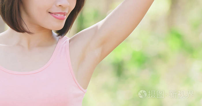 女性, 腋下脱毛的概念与绿色背景