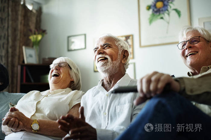 老人看电视照片图片