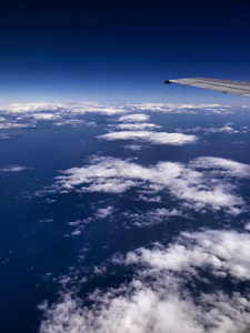 意大利 云层和安海的鸟瞰图