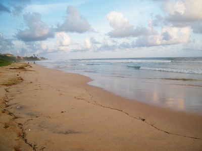 海洋的软波浪。加勒海滩与惊人的日落, 斯里兰卡