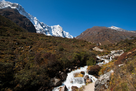 喜马拉雅山景观 下雪了山峰和流