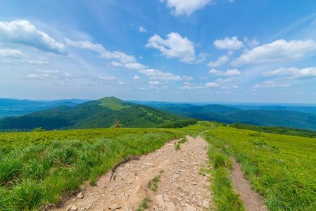 美丽的 Polonina Wetlinska 山小径在波兰 Bieszczady 山脉