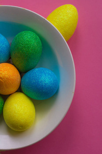 彩色复活节彩蛋在盘子里