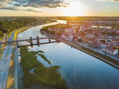 考纳斯老城鸟瞰图。夏天晚上。考纳斯是立陶宛第二大城市, 历来是经济学术和文化生活的主要中心。