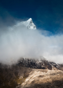 游乐园玩具奖品隐藏在云层中的 cholatse 6335 米高峰