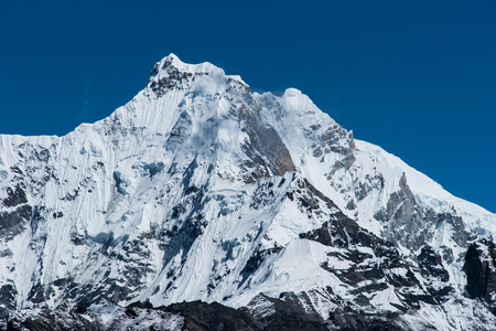 冰天雪地的山峰在喜马拉雅山