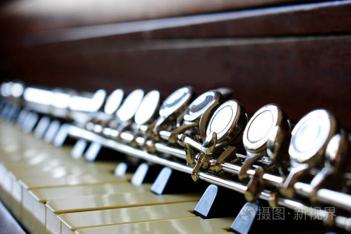 c长笛在钢琴琴键上铺设