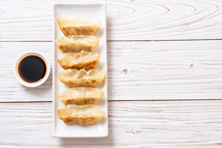 日本饺子或饺子小吃配酱油