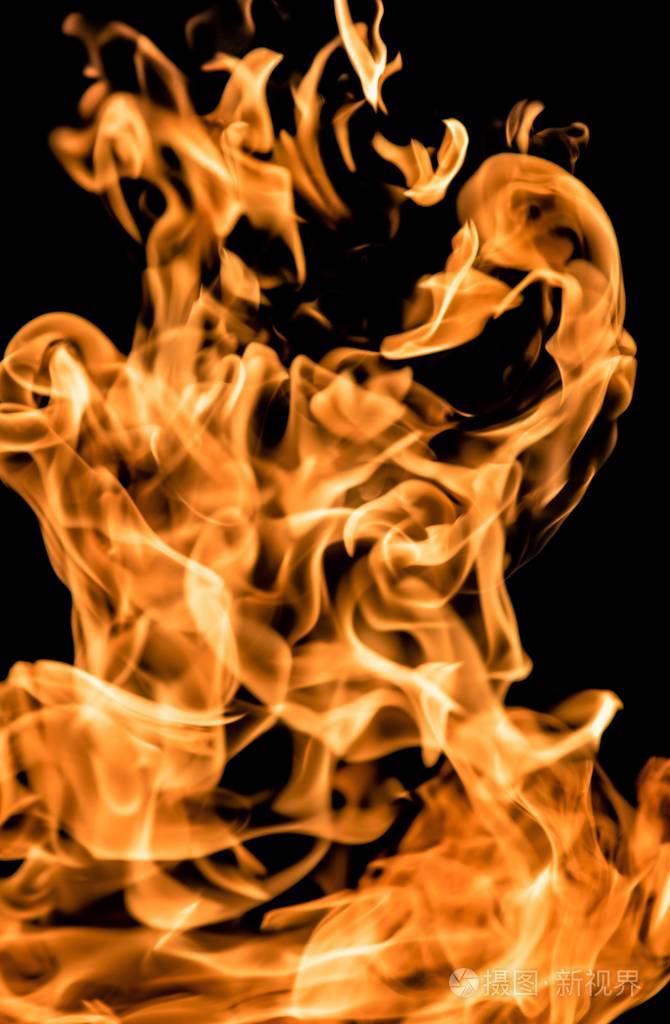 黑色背景下的明亮火焰火