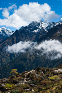 在秋天的喜马拉雅山 高峰和云