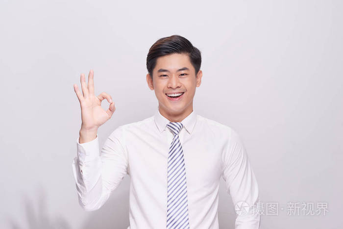 一个英俊的男人做一个成功的标志肖像
