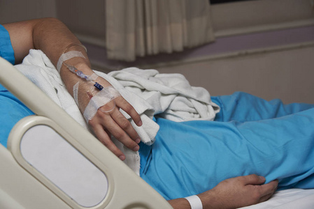 病人在病床上躺在床上, 左手输液, 在医院入院时照片