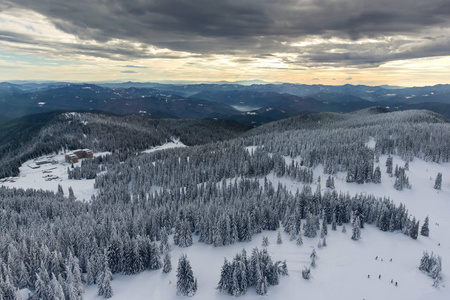 保加利亚斯莫梁 Snezhanka 塔 Pamporovo 度假村附近 Rhodope 山的壮观冬季景观