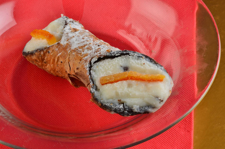 甜点 Cannolo 西西里亚诺。在意大利餐厅