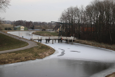 荷兰 Moordrecht 冻环运河 Zuidplaspolder 中的吊桥与冰雪上的积雪