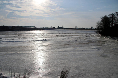 Hollandse Ijssel 河上的冰片在荷兰与芦苇的冬季 Moordrecht