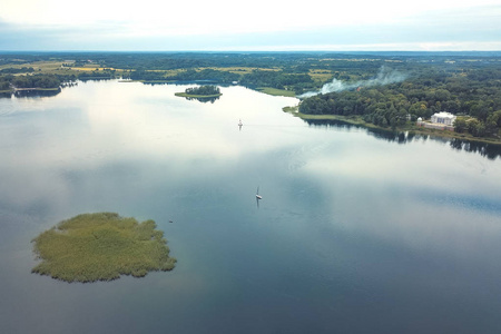 Galve 湖的无人机鸟瞰图, 特拉凯立陶宛。它有21个岛屿, 其中一个房子特拉凯岛城堡