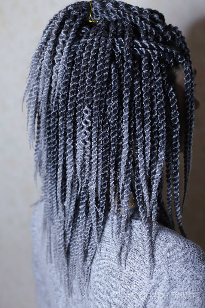 在非洲风格薄辫子女孩, 发型特写 o