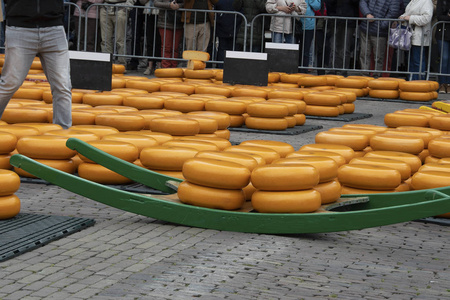 多年以来, 奶酪拍卖已经在阿尔克马尔市场进行。荷兰