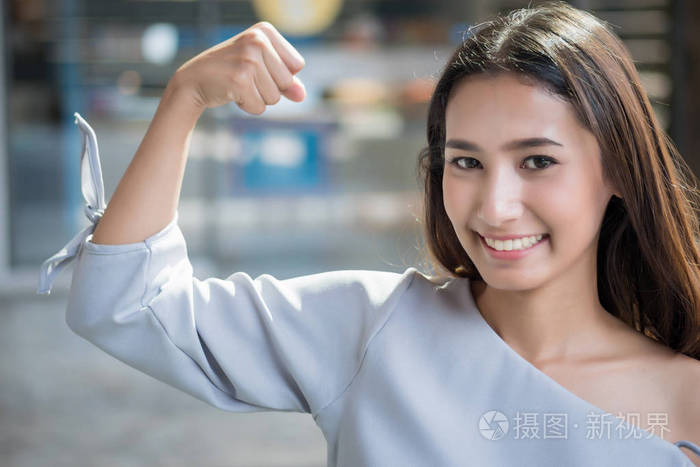 自信和坚强的女人看着你;身体强壮, 健康, 自信的亚洲女人的肖像姿势