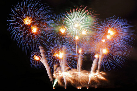 节日五颜六色的烟花在夜空背景。节日庆典