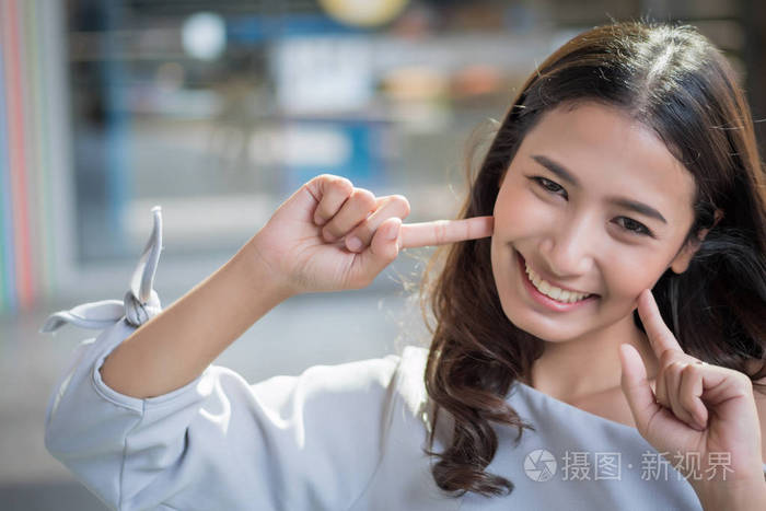 幸福快乐可爱的女孩;欢快的笑脸女子肖像;积极放松快乐的亚洲女性微笑