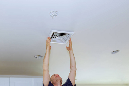 安装新的白色空调排气特写天花板安装空调器