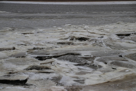 nieuwerkerk 河 Hollandse Ijssel 上的冰片