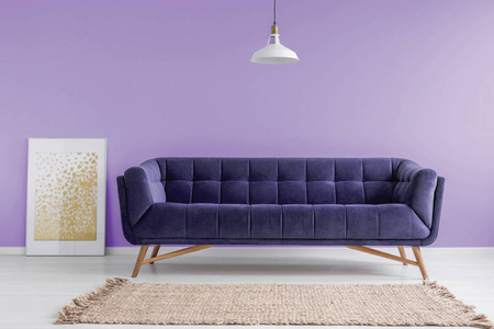 紫色真实紫色, 天鹅绒沙发和米色的地毯在柔和的薰衣草客厅内部与海报
