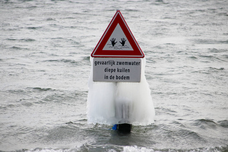 冰冻的水, 如冰, 由风和波浪创造 Zevenhuizerplad