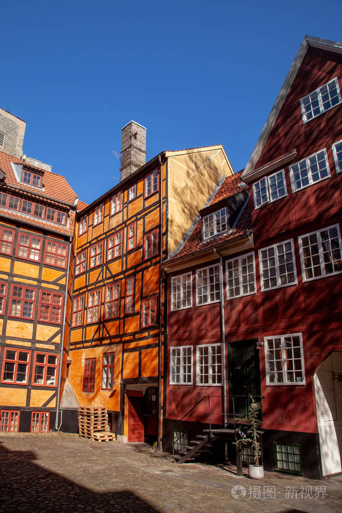 美丽的房子反对蓝天和舒适空的围场在哥本哈根, 丹麦