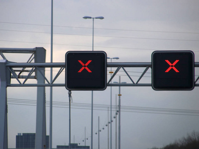 在荷兰高速公路上的红十字会 avove 车道, 没有侵入异体
