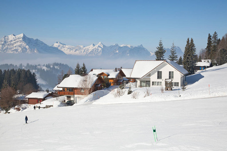 房屋在斜坡在冬天在瑞士阿尔卑斯, 瑞士