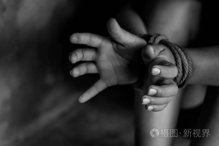 被绑架的男孩绑着绳子.停止滥用暴力.