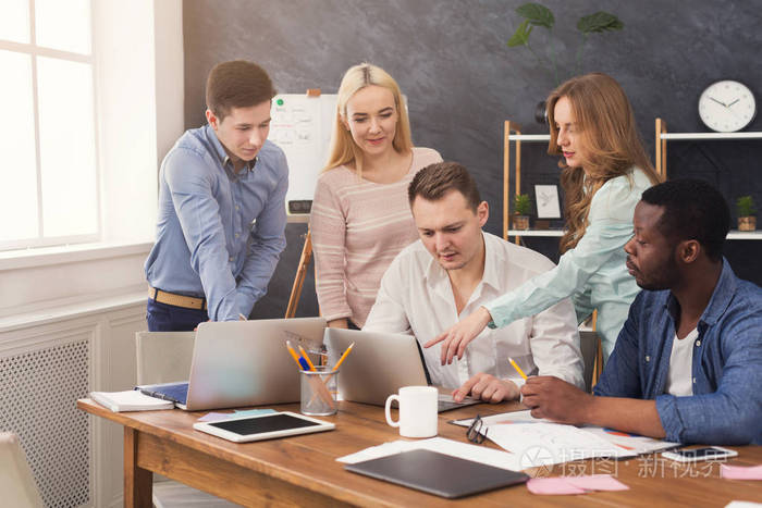 公司同事在办公室讨论想法