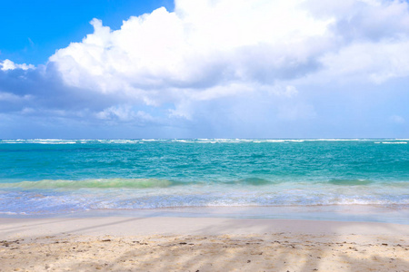 多米尼加共和国蓬塔纳海滩上的海洋云
