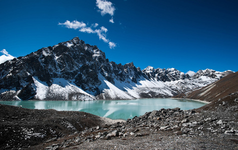 神圣湖和附近戈在喜马拉雅山焦峰