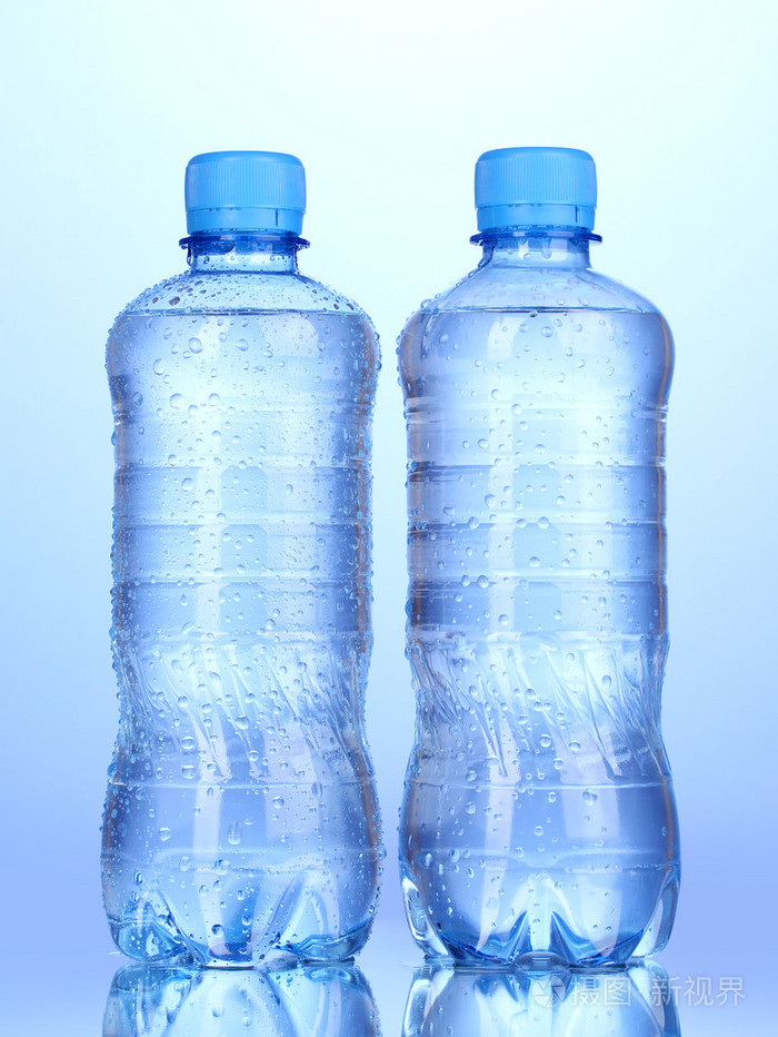 蓝色背景上的水的塑料瓶