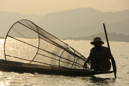 茵莱湖渔夫在日落山的状态，缅甸 东南亚
