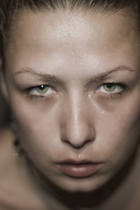 女人的脸上汗水照片