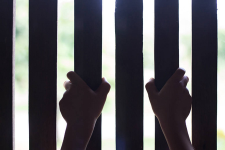 贩卖人口儿童抱着悲伤和无望的牢笼, 贩卖人口的受害者, 对儿童的暴力