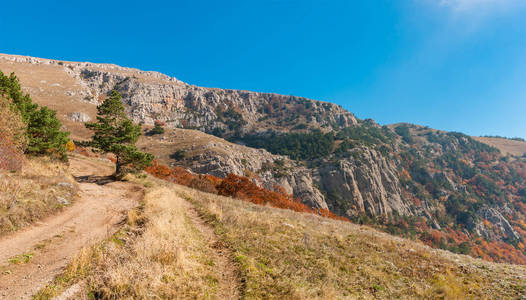 在克里米亚半岛 Demerdzhi 山地牧场的全景景观与地球道路和徒步旅行轨道