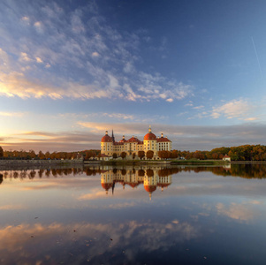 Moritzburg 城堡由夕阳照亮在秋天