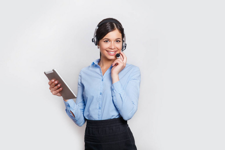 客户支持电话接线员在耳机, 与空白 copyspace 区域为口号或文本消息, 在灰色背景。咨询和协助服务呼叫中心