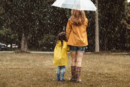 母亲和女儿享受雨